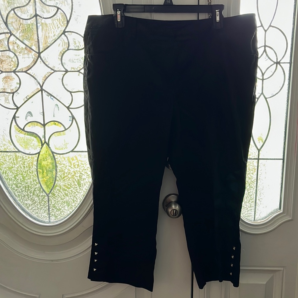New Directions black capri pants size 16